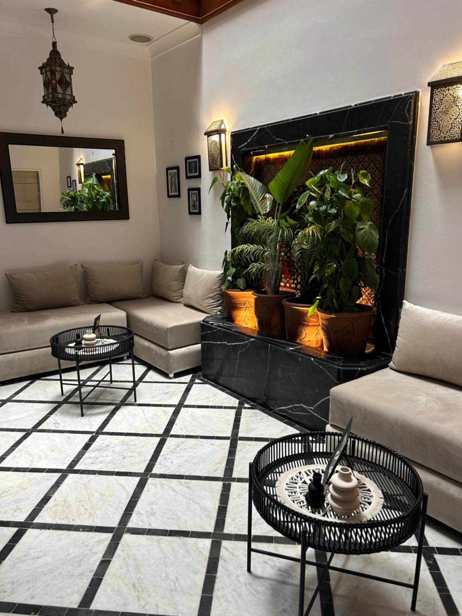 Riad Amazing Amazigh Avec Jacuzzi Petit Dejeuner Compris Avec Aussi Chambres Familiales Pres De La Place Jemaa El Fna Marrakesh Exterior photo