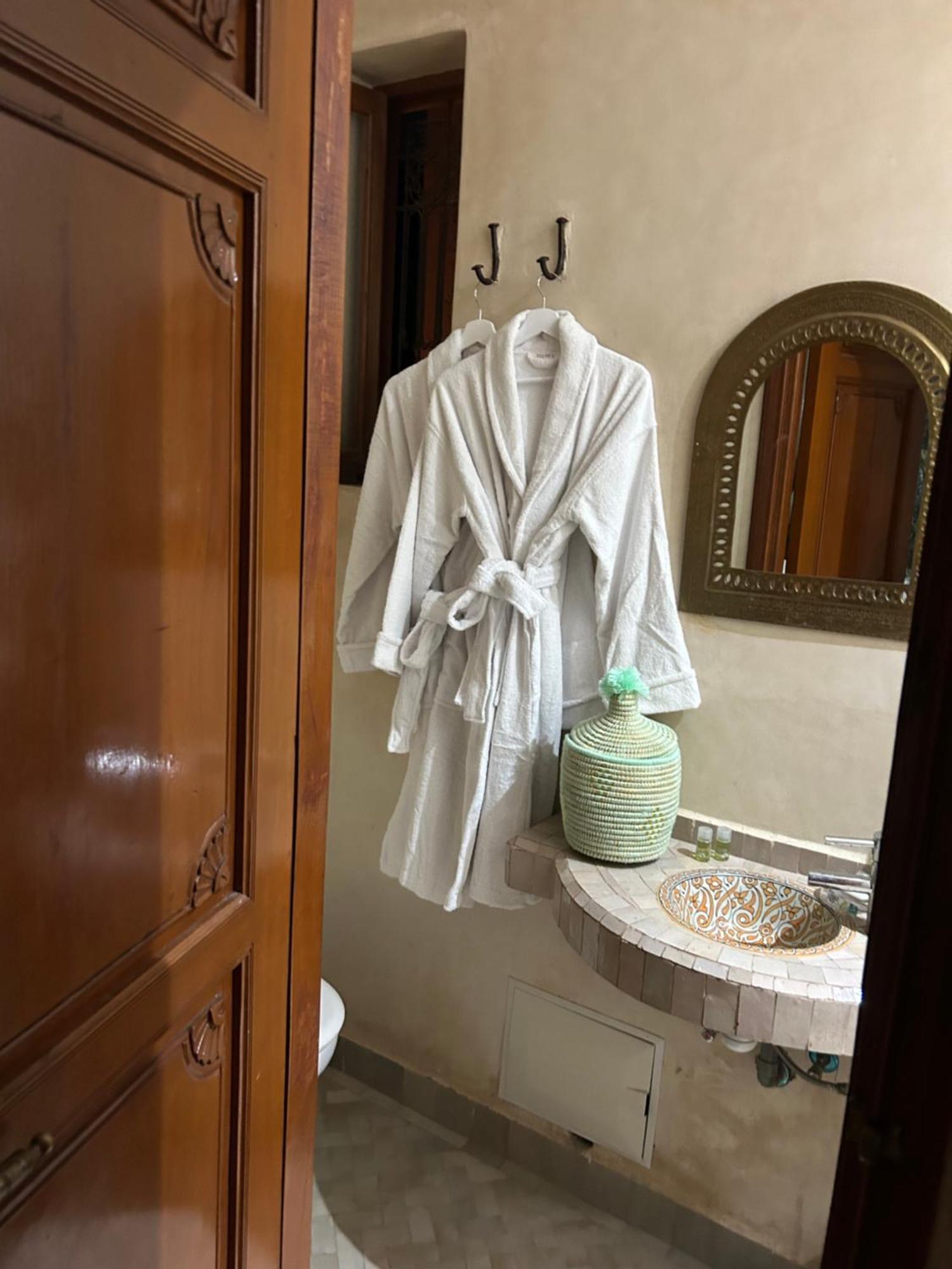 Riad Amazing Amazigh Avec Jacuzzi Petit Dejeuner Compris Avec Aussi Chambres Familiales Pres De La Place Jemaa El Fna Marrakesh Exterior photo
