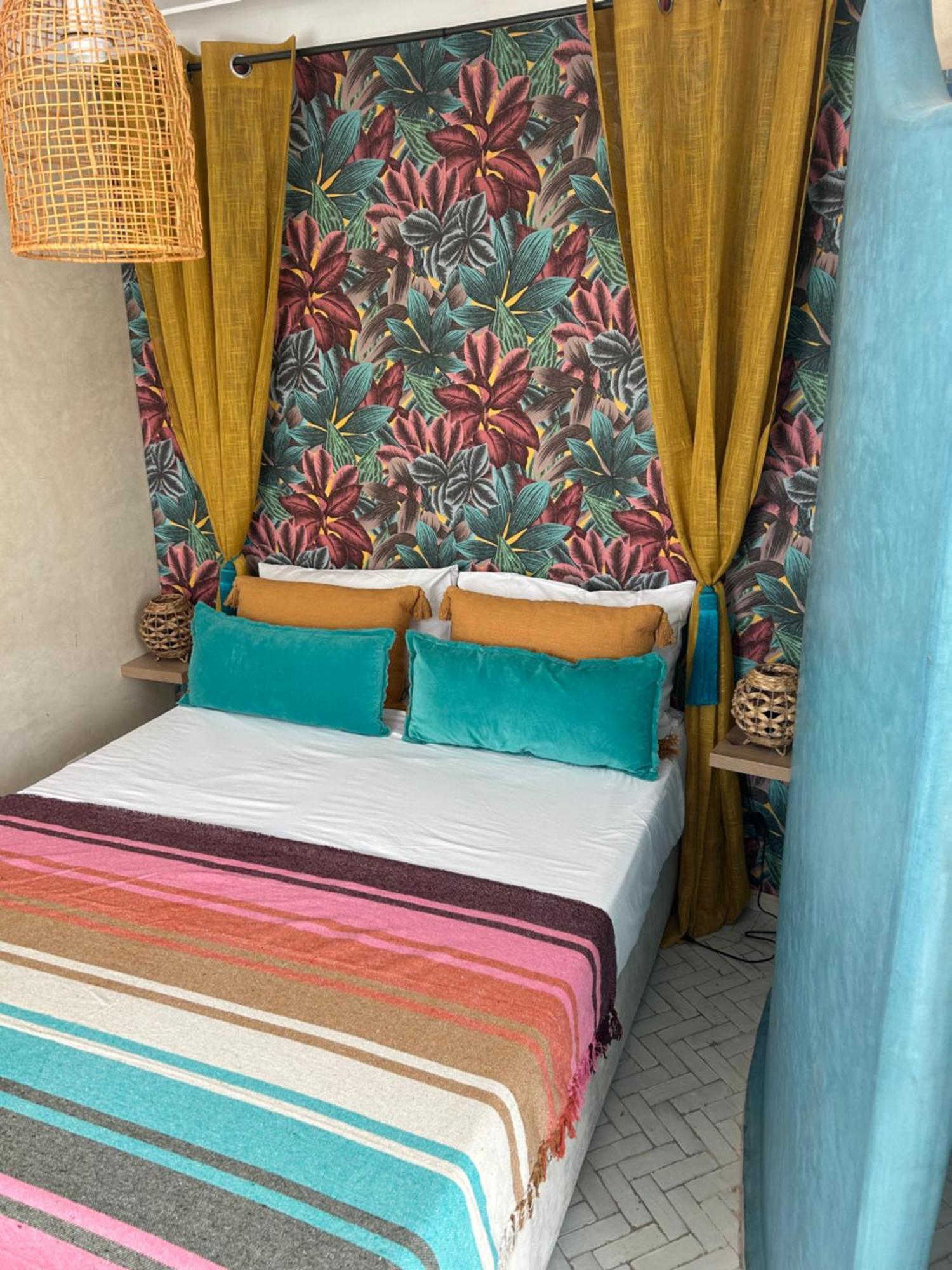 Riad Amazing Amazigh Avec Jacuzzi Petit Dejeuner Compris Avec Aussi Chambres Familiales Pres De La Place Jemaa El Fna Marrakesh Exterior photo